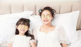 美女吃瓜成精视频,美女吃瓜竟成精，视频走红网络引热议