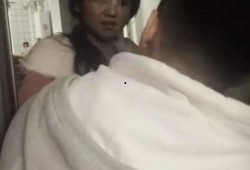 男孩背着女友吃瓜视频播放,男孩背着女友吃瓜，温馨画面引网友热议