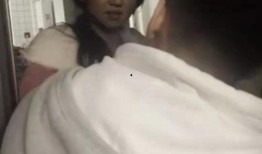 男孩背着女友吃瓜视频播放,男孩背着女友吃瓜，温馨画面引网友热议